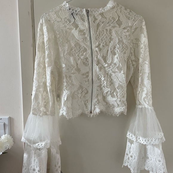 Beautiful lace top - Picture 3 of 3